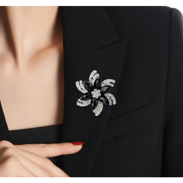 Elegantna broška rožica črne barve 